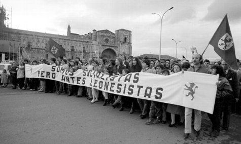 Socialistas (como Anselmo Carretero) en la manifestación por León Solo de 1984 / César - Fototeca Municipal del Ayuntamiento de León