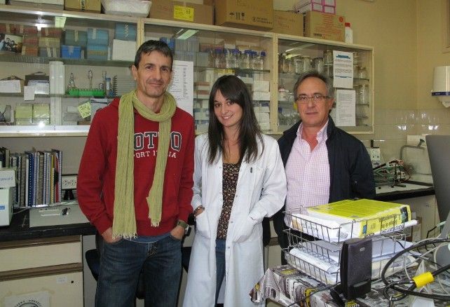De izquierda a derecha los investigadores de la ULE, Javier Casqueiro, Jenifer Pérez y Leandro Rodríguez. 