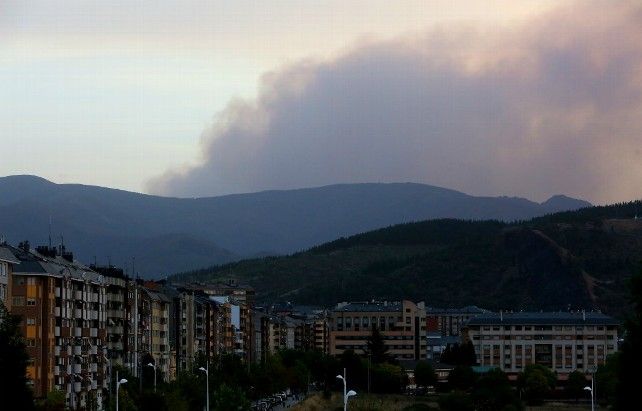 El incendio de Benuza, el más activo hoy, marcando nuevamente el paisaje de Ponferrada. / César Sánchez / ICAL