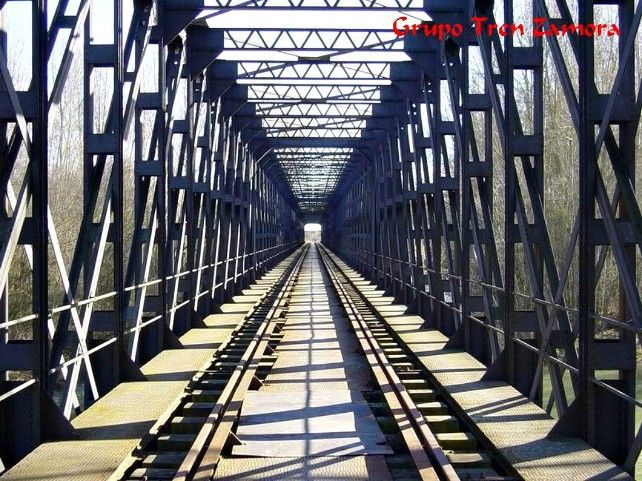 Uno de los puentes de hierro en su recorrido. / Foto Grupo Tren Zamora