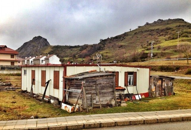Una de las últimas 'caracolas', las viviendas prefabricadas en las que numerosas familias vivieron realojadas indignamente durante años y años en Burón. / Carlos J. Domínguez