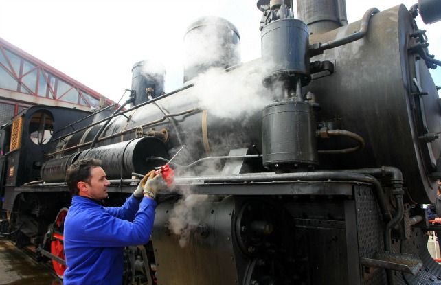 César Sánchez/Ical. Encendido de la mí­tica locomotora número 31 del Ponfeblino, ubicada en el Museo del Ferrocarril de la capital berciana.