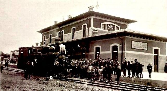 La estación del ferrocarril de Vía Estrecha entre León y Bilbao, el Hullero (después Feve) en 1923