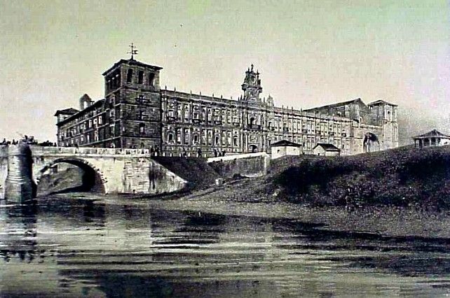 El puente y el edificio de San Marcos, que llegó a ser campo de concentración durante y después de la Guerra Civil Española.