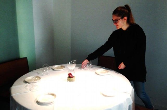 Lidia Martín organizando la decoración de las mesas en la sala de Restaurante Pablo.