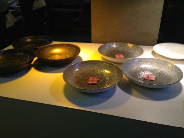 Platos en preparación en la mesa de salida de cocina en uno de los diferentes diseños que se utilizan.