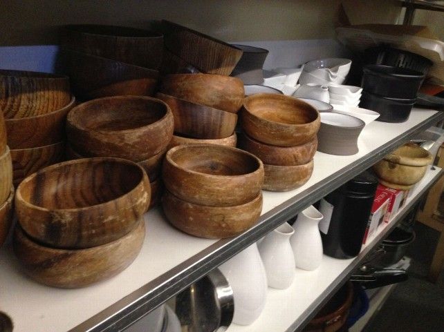 Un detalle de las baldas con menaje especial de madera para el servicio de Restaurante Pablo.
