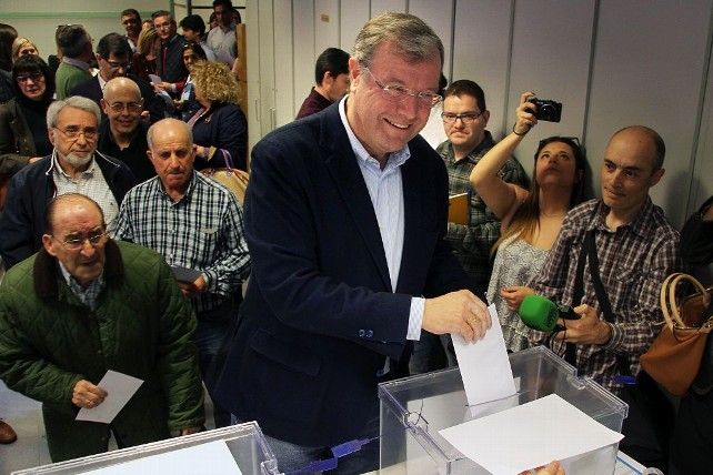 Antonio Silván votando en la sede de León para elegirse presidente del PP de Castilla y León. Foto: Peio García / ICAL