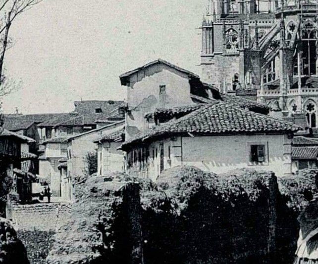 Hasta este grupo de casas extramuros como la de San Pedro llegaba la ciudad a finales del siglo XIX, como demuestra esta imagen.