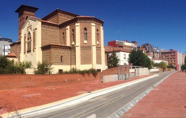 El andén de Las Ventas ya está ejecutado detrás de la iglesia del barrio.