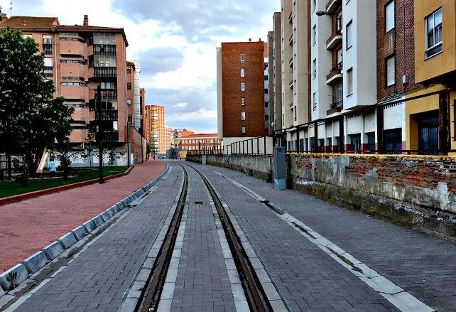 Los raíles del tranvía que sustituye a Feve en León a su paso por el parque de San Mamés. Foto: Uribe.