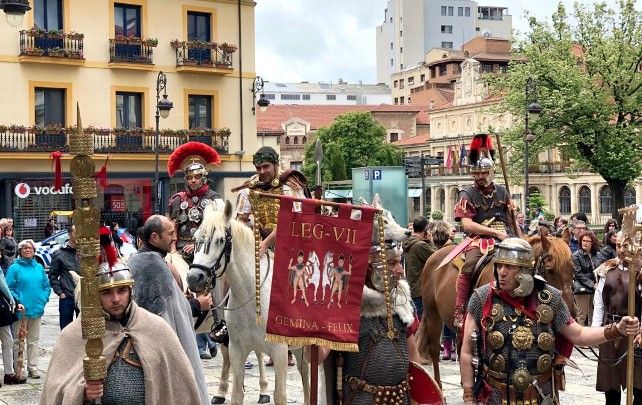 Los recreacionistas históricos como la Legio VII Gemina en la plaza de Botines. Foto: Carlos Vega.