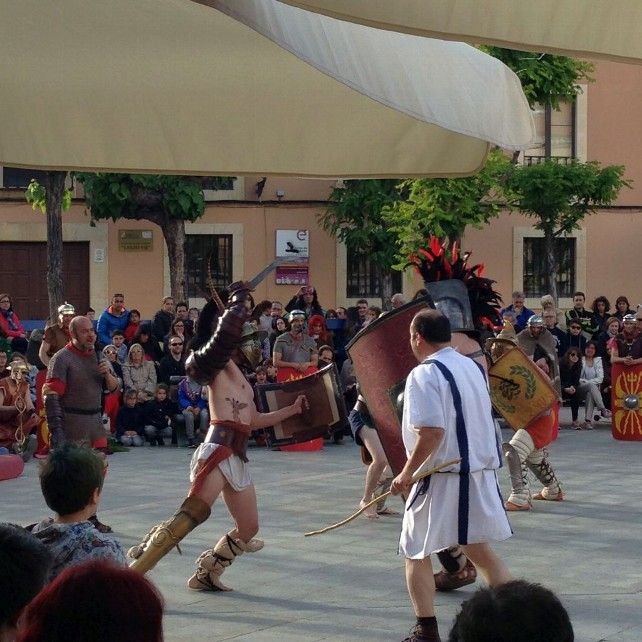 Una de las espectaculares acciones de combate de los gladiadores. Foto: Uribe.