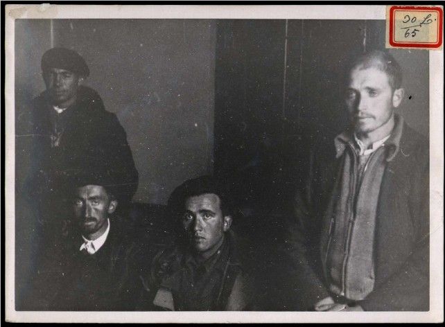 "Prisioneros 'rojos' capturados en Geras", se titula esta foto del 13 de septiembre de 1937 recién desclasificada por la Biblioteca Nacional.
