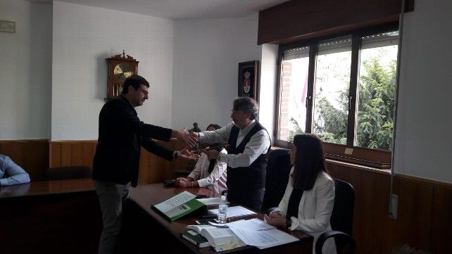 Melchor Moreno (Unión del Pueblo Leonés) entrega el bastón de mando a Gabriel Folgado (Coalición por El Bierzo) en la sesión de investidura de junio de 2019