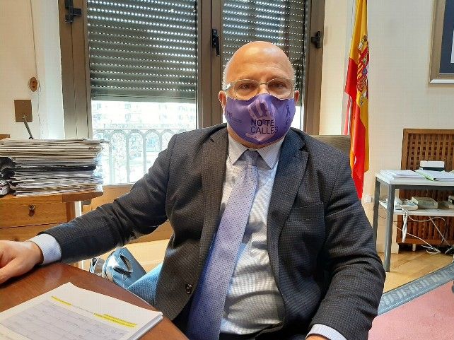 Faustino Sánchez, en su despacho en la Subdelegación del Gobierno, en vísperas del Día por la Eliminación de la Violencia contra la Mujer. 