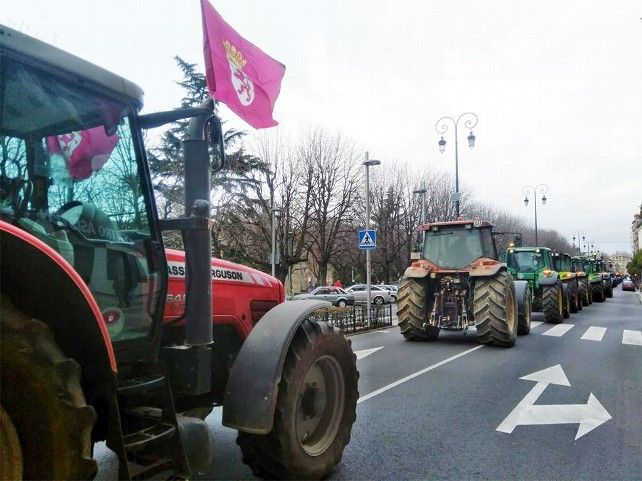 Los tractores del campo leonés se sumaron a la manifestación del 16F.