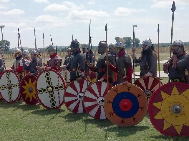 Legionarios tardorromanos; los de la Legio VII serían los segundos por la derecha.