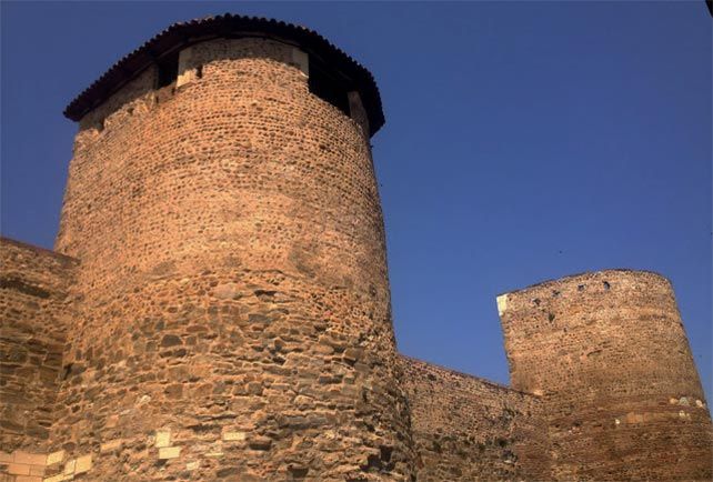 La muralla romana de cubos se alzó en la época tardía de Roma. Foto: Uribe.