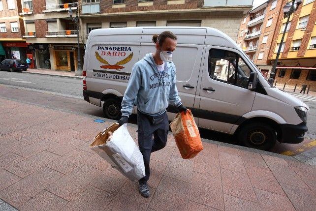 Reparto de pan en un día en estado de alarma en Ponferrada./ César Sánchez / ICAL