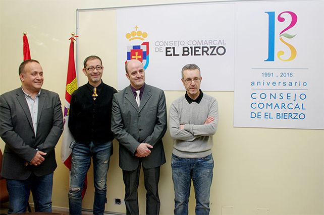 Dativo Rodríguez, a la izquierda, diseñó el logotipo del 25.º aniversario del Consejo del Bierzo. Foto: Raúl C. (Bierzo TV).