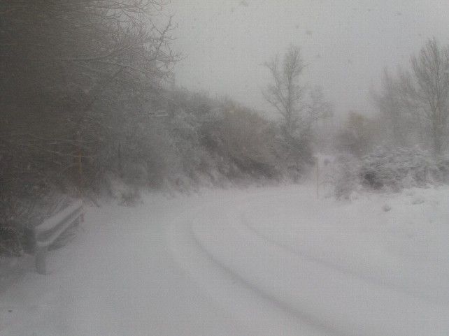 Nieve en la carretera de Valderrueda. / Foto Protección Civil Valderrueda