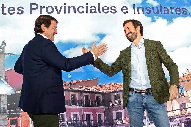 Alfonso Fernández Mañueco y Pablo Casado. // Peio García / ICAL