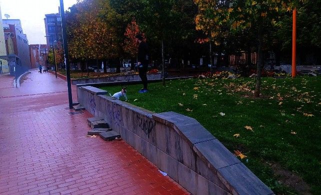 Así se ve desde hace meses el paseo a su paso por el parque de San Mamés sin que nadie haga nada. // Uribe