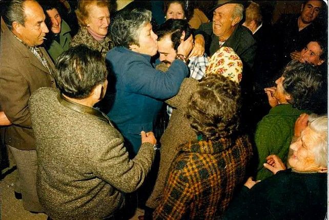 Recibimiento al alcalde de Cacabelos, José Luis Prada, tras su salida de prisión el 4 de diciembre de 1981. / ICAL