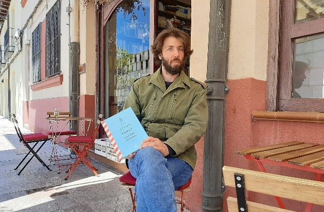 José Luis González Macías posa con su libro ‘Breve atlas de los faros del fin del mundo’ en la librería Tula Varona de León. 