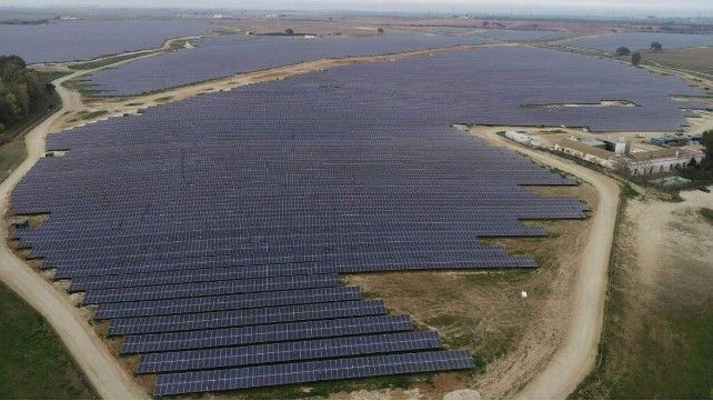 Parque solar de Don Rodrigo, en Extremadura, de 270 hectáreas. / Foto @QuemadaTierra