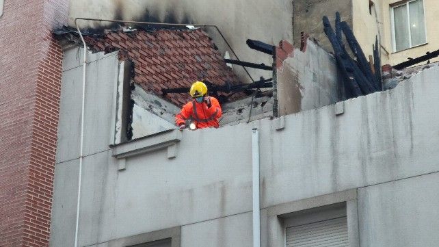 Bomberos trabajando en la vivienda que sufrió la explosión esta madrugada en Ponferrada.